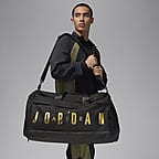 NIKE公式】ジョーダン ベロシティ ダッフルバッグ (69L).オンラインストア (通販サイト)